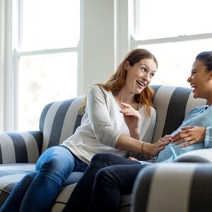 femme enceinte et accompagnante femme enceinte