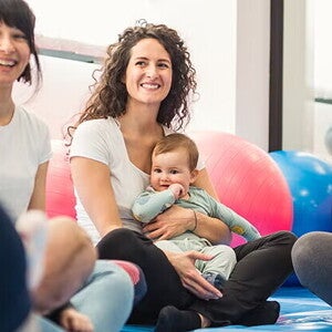 Vous vous sentez seule en tant que jeune maman ? 10 choses à faire avec bébé – qui sont aussi sympas pour vous Vous vous sentez seule en tant que jeune maman ? 10 choses à faire avec bébé – qui sont aussi sympas pour vous