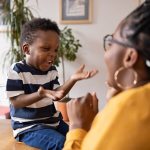 Illustration maman enervée avec enfant faisant une bêtise