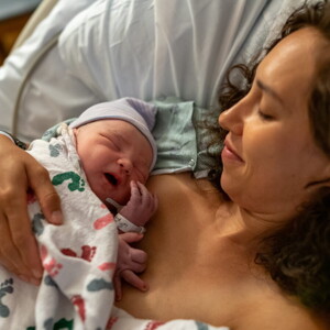 Maman avec son bébé de 2 semaines