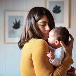 Maman avec bébé dans ses bras