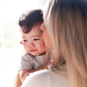maman_qui_fait_un_bisou_a_bebe.jpg
