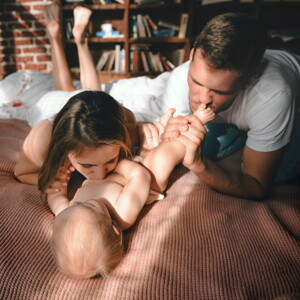 Massage du ventre d'un bébé avec des maux de ventre