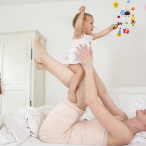 bébé qui s'amuse avec sa maman