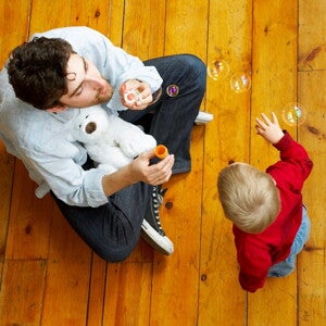 Papa qui fait des bulles avec son bébé