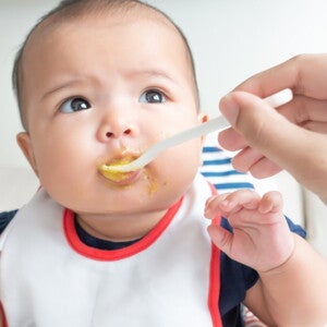 parent_qui_donne_a_manger_a_bebe.jpg