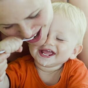 Les premières dents de bébé : Guide complet pour soulager et entretenir le sourire de votre enfant Les premières dents de bébé : Guide complet pour soulager et entretenir le sourire de votre enfant