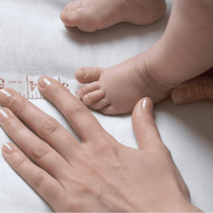 suivi de croissance Maman avec pied de bébé et règle pour mesurer la croissance du bébé
