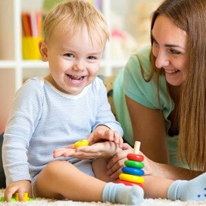 femme joue et parle avec bébé