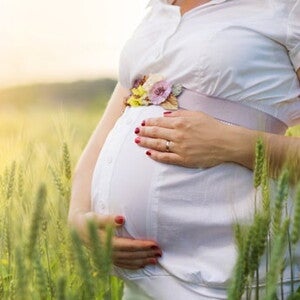maman dans l'herbe enceinte