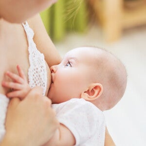 Composition du lait maternel : que contient le lait maternel ?