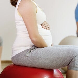 Cours de préparation à l'accouchement : femme enceinte sur ballon de grossesse Cours de préparation à l'accouchement : femme enceinte sur ballon de grossesse