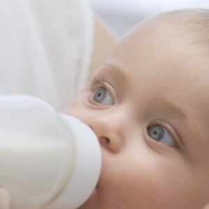 Quel lait de suite ou lait de croissance choisir pour votre bébé ?