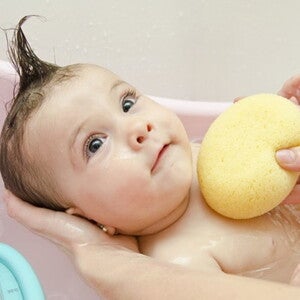 bebe dans son bain bebe dans son bain