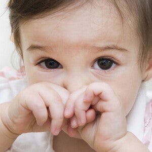 bebe qui se frotte les yeux