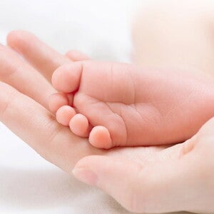 caresse sur le petit pied de bebe caresse sur le petit pied de bebe