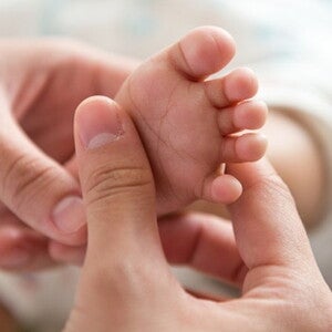 caresses sur les pieds de bébé