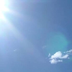 Ciel bleu avec le soleil au coin à gauche