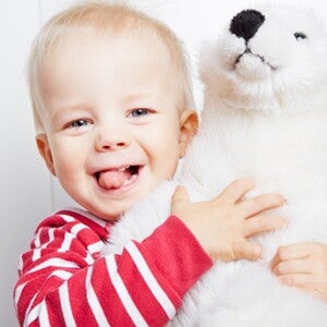 bebe avec un gros ours en peluche