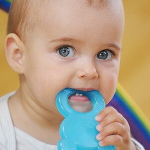 bebe avec jouet dans la bouche