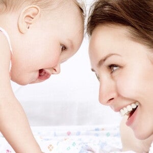 maman et bebe qui se regardent