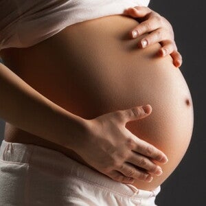 femme enceinte qui pose les mains sur son ventre