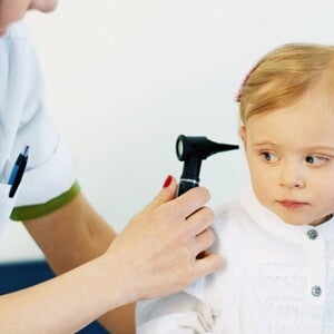 médecin qui observe dans l'oreille de bebe