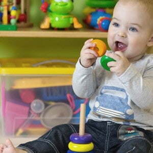 bebe qui joue avec un jouet bebe qui joue avec un jouet