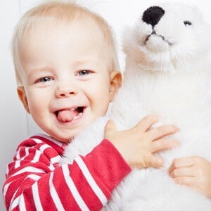 bebe avec un gros ours en peluche bebe avec un gros ours en peluche