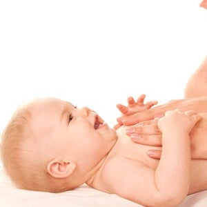 mains qui massent le ventre d'un bebe mains qui massent le ventre d'un bebe