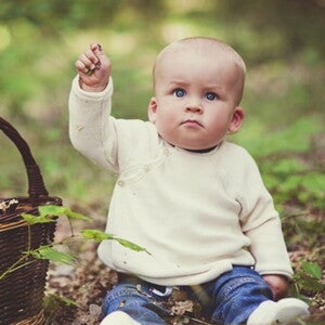 bébé dans la foret avec un panier