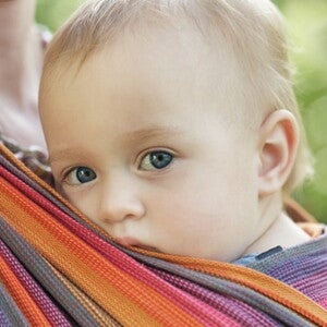 un bébé porté par maman