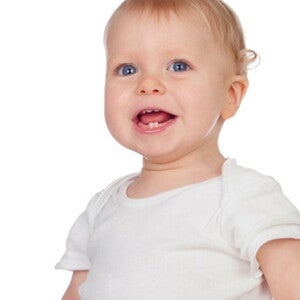 Bébé debout sur fond blanc est en train de parler