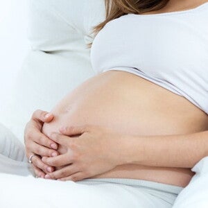 Ventre de femme enceinte avec mains de maman posées dessus Ventre de femme enceinte avec mains de maman posées dessus
