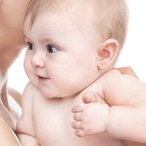 bebe porté sur une epaule