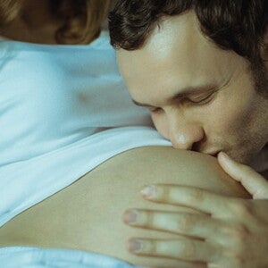 papa embrasse le ventre de la maman enceinte papa embrasse le ventre de la maman enceinte