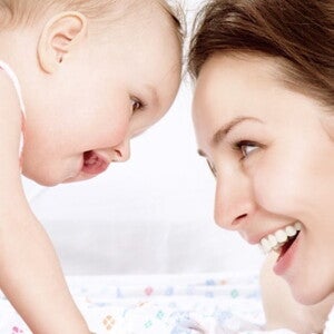 maman et bebe qui se regardent