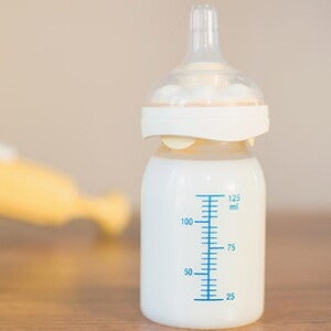 Sevrage d'allaitement de bébé et biberon