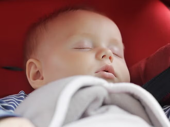 Guide pour sortir avec bébé pour la première fois 
