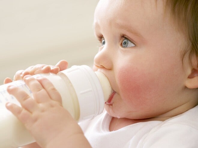bébé buvant un biberon de lait