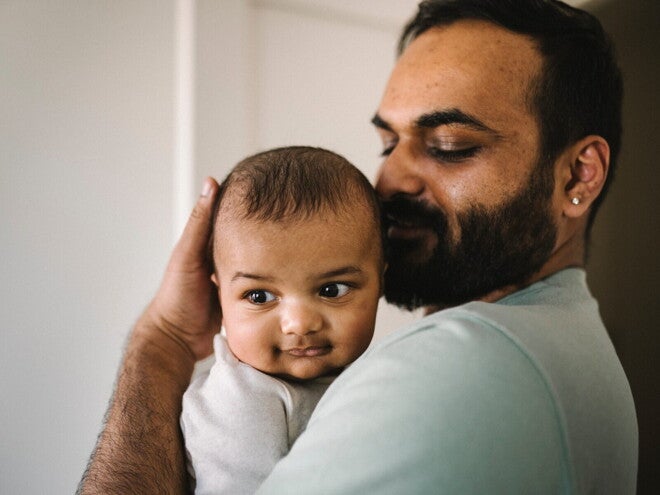 bébé allongé avec mains de mamans sur le ventre bébé allongé avec mains de mamans sur le ventre