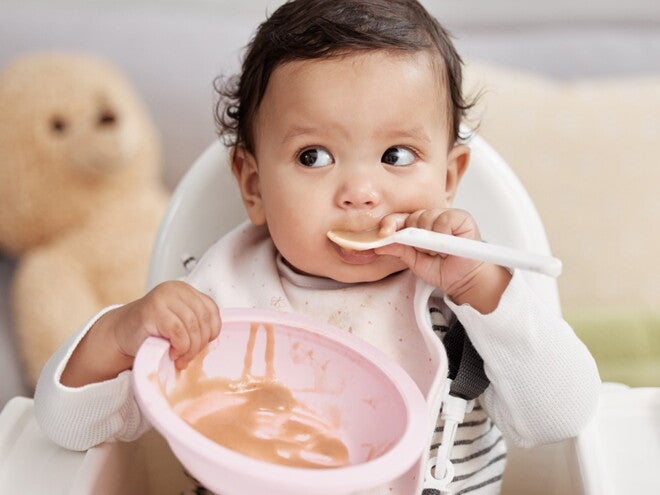 bebe_qui_mange_avec_une_cuillere.jpg Bébé qui mange avec une cuillère