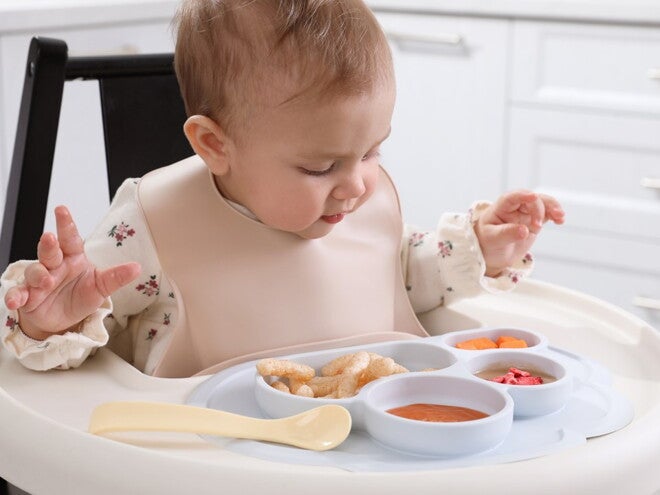 bebe_qui_regarde_son_assiette.jpg bebe_qui_regarde_son_assiette.jpg