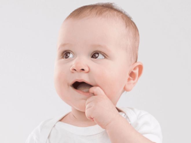 bébé qui se questionne bébé qui se questionne