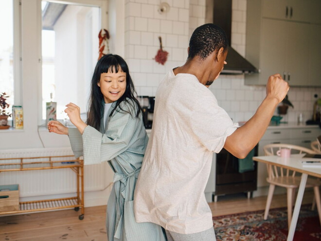 Couple qui s'embrasse apprenant une nouvelle grossesse Couple qui s'embrasse apprenant une nouvelle grossesse