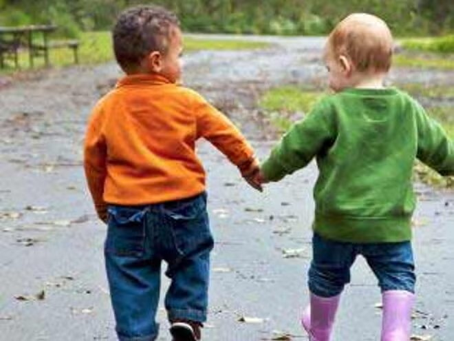 Socialisation de l’enfant : copains, famille et les étranges inconnus 