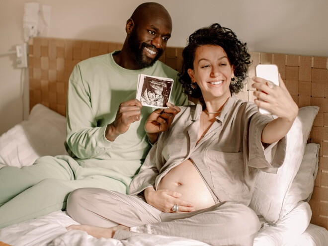Femme enceinte regardant des photos de fœtus Femme enceinte regardant des photos de fœtus