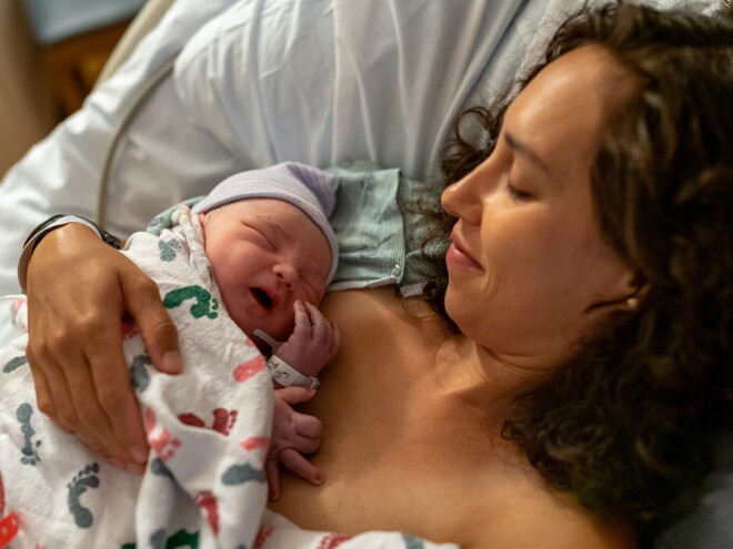 Maman avec son bébé de 2 semaines Maman avec son bébé de 2 semaines