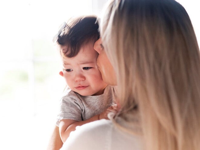 maman_qui_fait_un_bisou_a_bebe.jpg