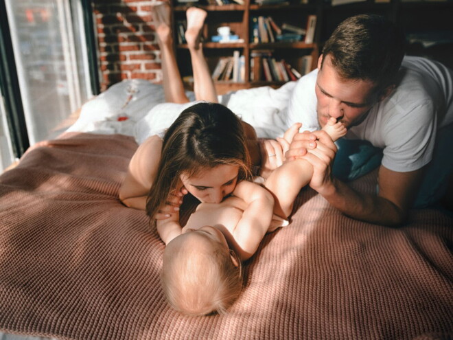 Massage du ventre d'un bébé avec des maux de ventre